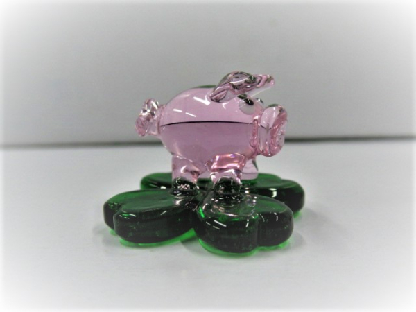 Glasschwein auf Kleeblatt